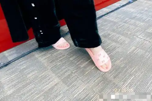 宋雨琦晒虚焦美照 穿黑色西装配粉拖鞋个性十足