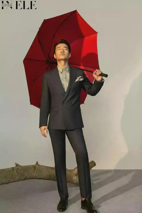 如应辉,许多观众总觉得谭凯身上仿佛自带一种精英感,一身西装的他无需