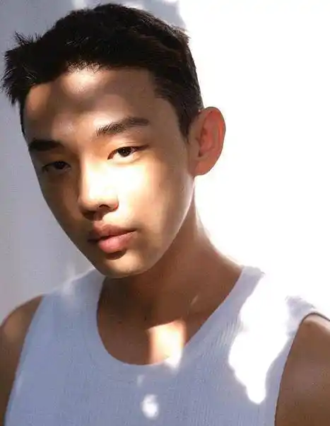 刘亚仁凌晨为传说的男朋友庆生,影帝做情侣纹身在国外也无所畏惧_ins