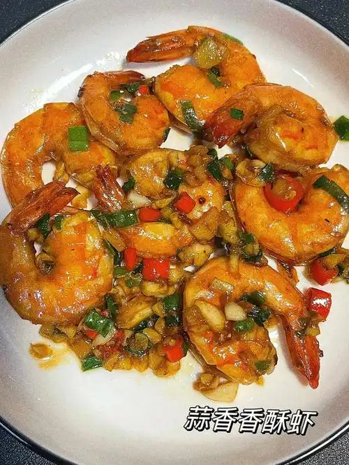 食材:虾,蒜末,姜米,小米辣,葱花做法:16615大虾洗净去头开背去