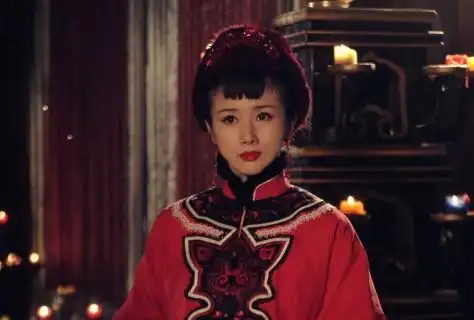 孙菲菲整容是众所瞩目的事情.鼻子下巴眼皮内眼角都动过.