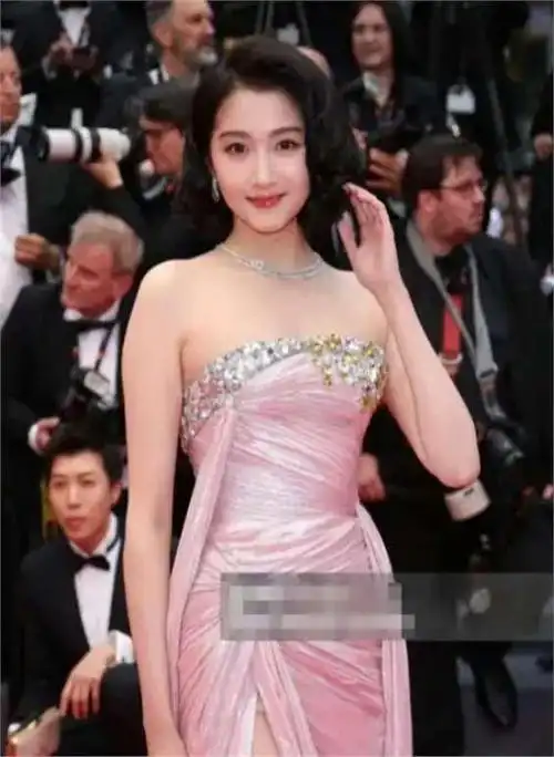 26岁关晓彤最新状态引热议,脸肿发福被质疑怀孕,年龄感尽显