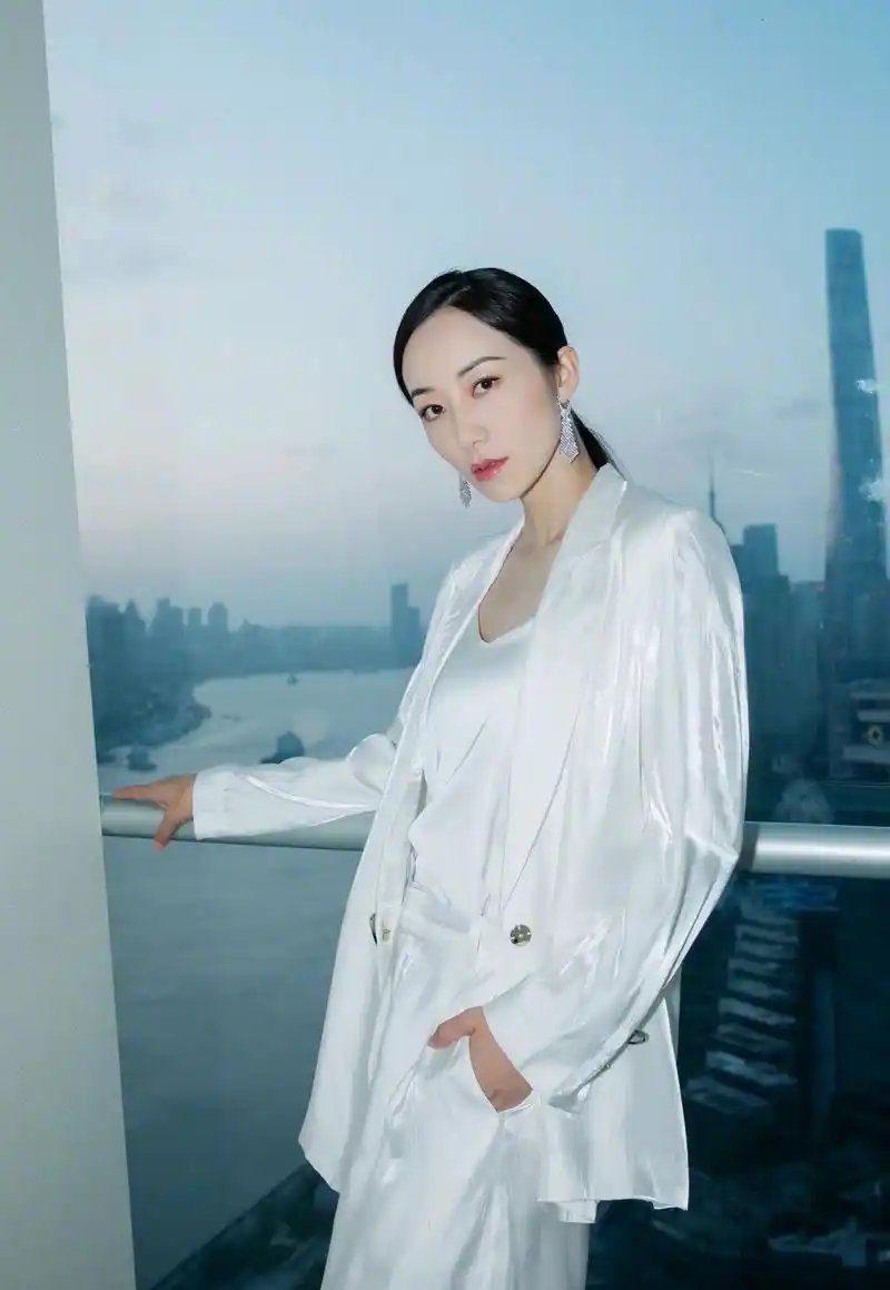 和我们常见的西装并没有多大的不同,采用了领子外翻设计,穿在韩雪身上