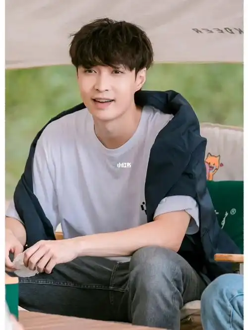 看精灵耳张艺兴向往的生活