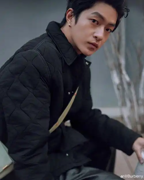 演员@屈楚萧自由演绎#burberry#绗缝外套,box 鞋履及猎户米色 trench