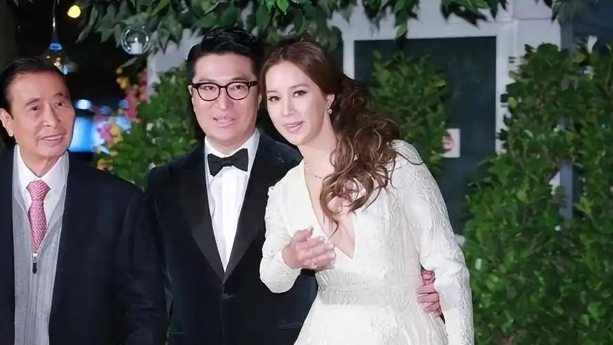 徐子淇虽然胖了一点,但是模特的气质没有变,她看起来比她老公高一点