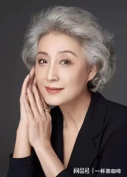 这才是优雅老去的65岁奶奶:白发不染,穿搭体面,不扮嫩也不服老|发型