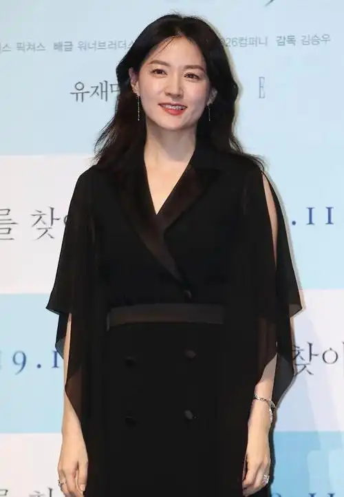 48岁李英爱未修图曝光,穿西装裙温婉内敛,眼角爬满皱纹美的真实