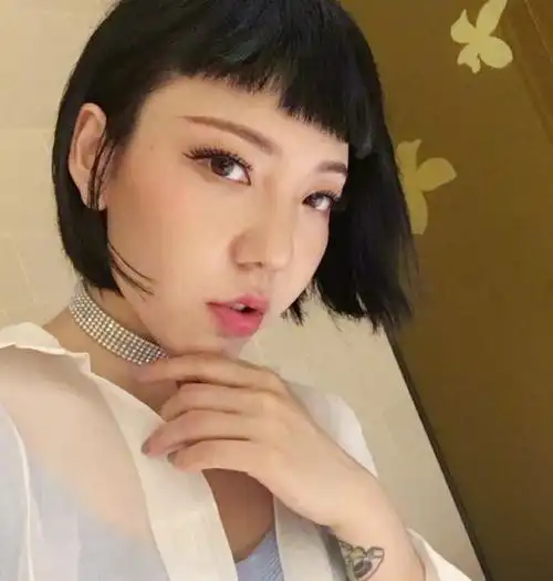 原创吴莫愁因长相被嘲笑,看到其大学素颜照后,网友:是校花没错了!