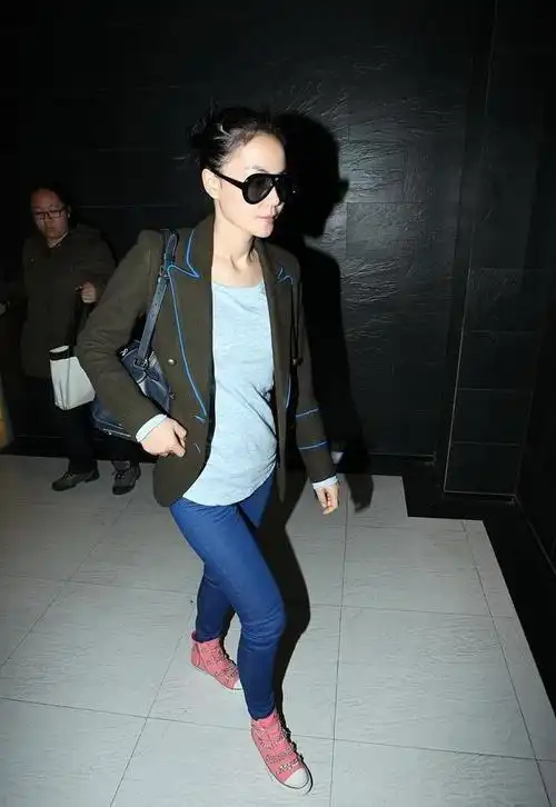 50岁的王菲一点不显老态,灰色t恤搭配紧身裤,才知道什么叫骨感