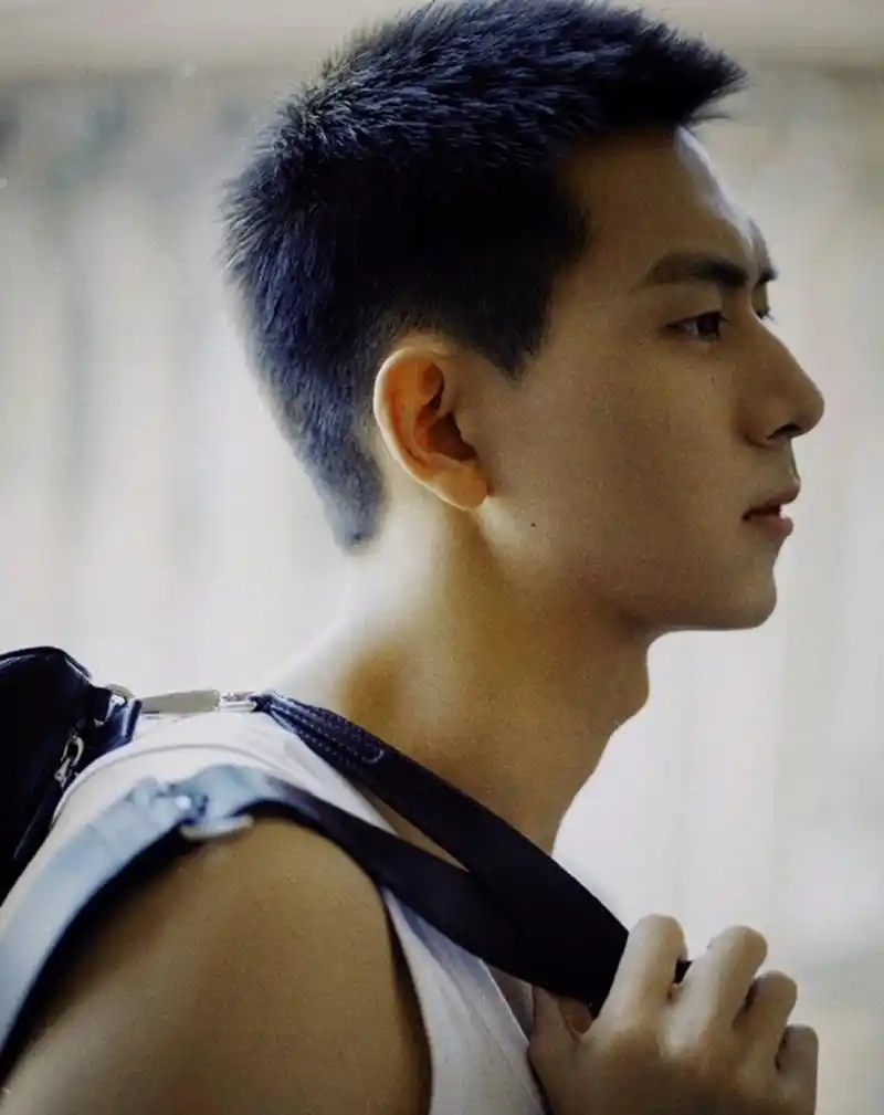 他的身材挺拔,深邃眼眸和高挺鼻梁形成棱角分明的侧脸线条,张扬着高贵