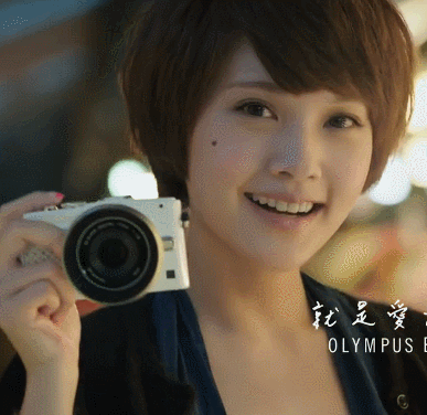 杨丞琳短发镜头笑容gif动图_动态图_表情包下载_soogif