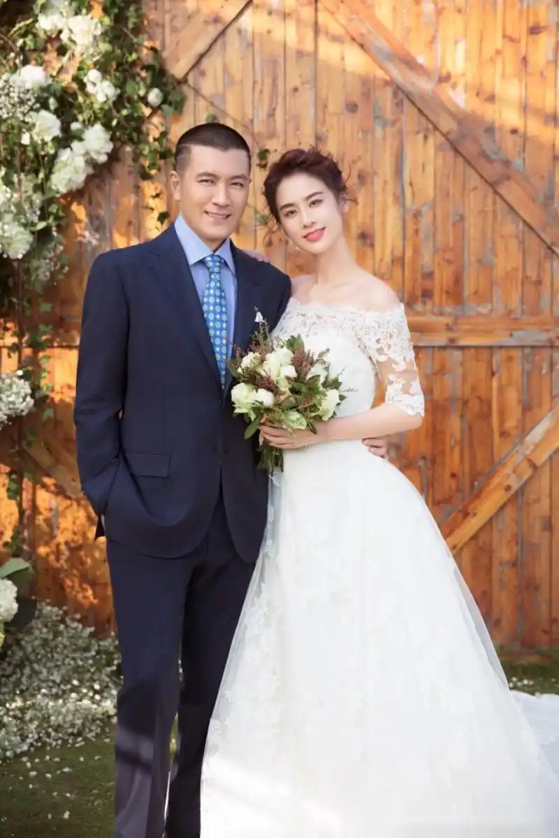 杨子黄圣依首爆结婚照 杨子,黄圣依在纪念结婚十周年之际,近期拍摄了