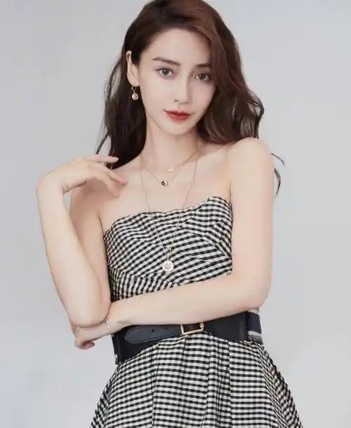 轮廓还有锁骨线条很清晰地展示出来,能够看到杨颖的肩颈线条非常美,她