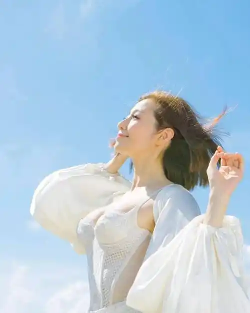 41岁陈自瑶大晒喷血照抢镜_身材_广告_希洛