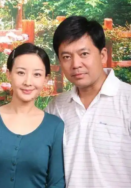 何政军十分感谢妻子,生活中时时刻刻把妻子捧在手心,他说,妻子的话对