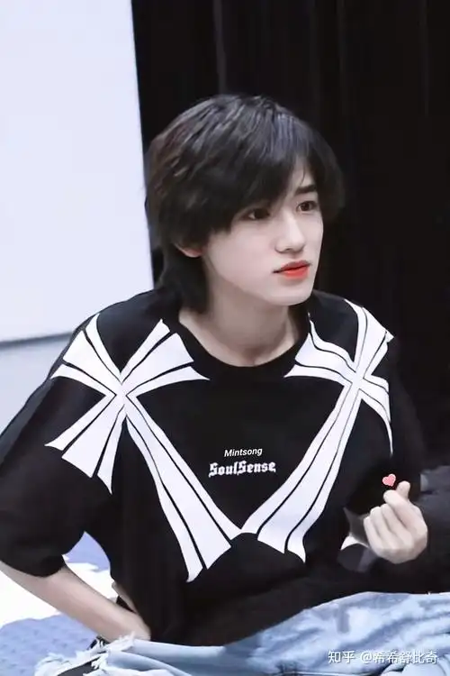 宋亚轩有哪些出圈的图片