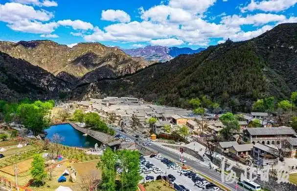 2023年4月30日,"五一"假期,保定市阜平县骆驼湾村迎来众多游客,青山