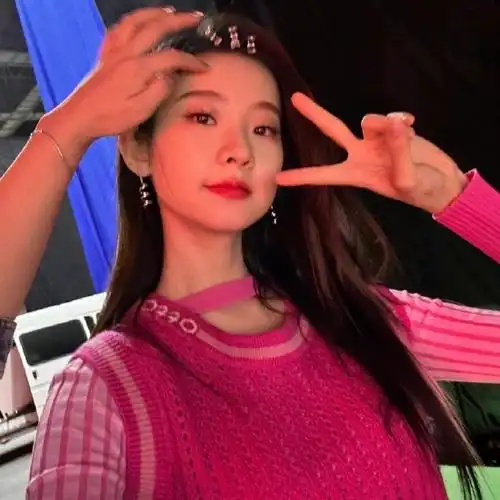 张艺凡晒工作片场自拍单手比耶俏皮可爱