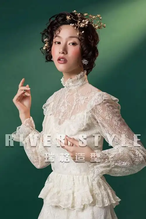 最新洛可可时尚新娘