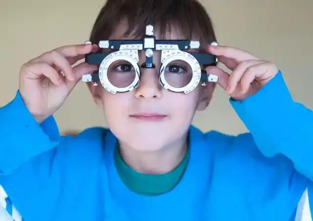 青少年是视力发育的关键时期,佩戴合适的眼镜是矫正视力和防止近视