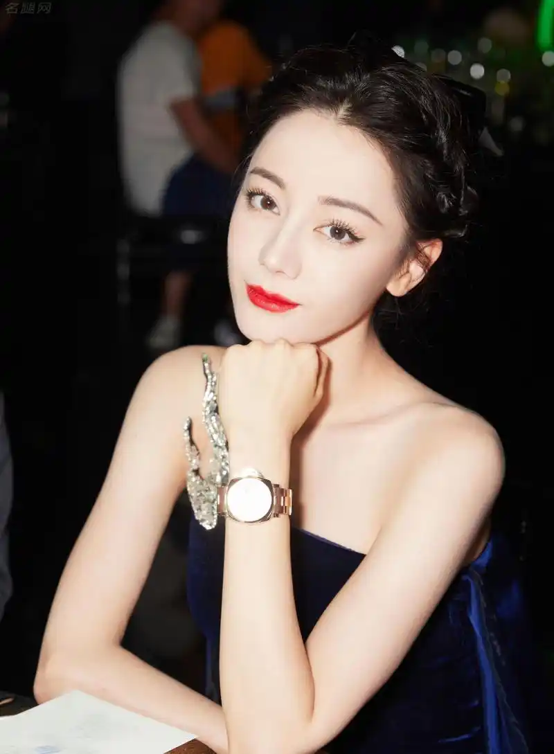 "迪丽热巴红毯惊艳,高开叉裙展露无瑕美肌95legs长腿夺目,项圈点缀