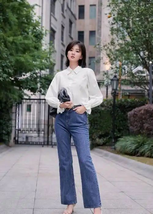 乔欣演绎职场清新风,花边袖白衬衫配牛仔裤喇叭裤,利落又减龄_造型