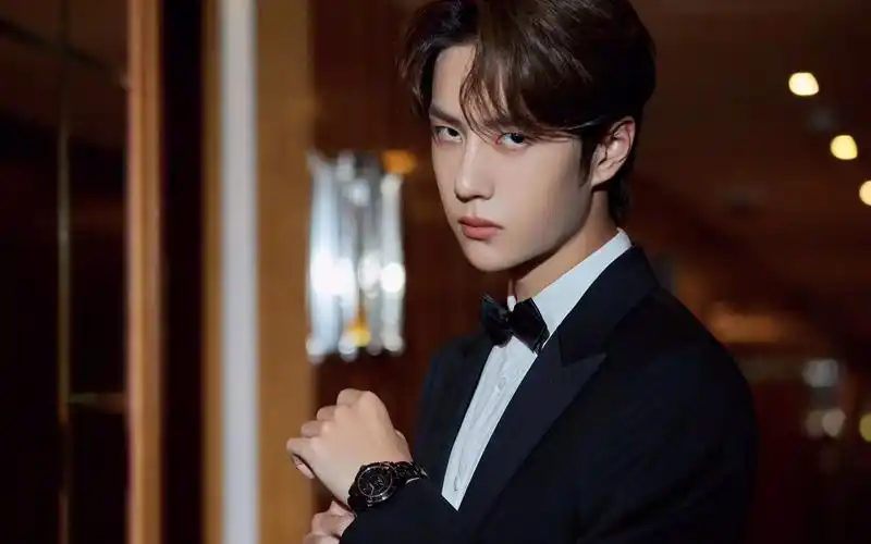 电脑壁纸 明星 大陆明星 王一博休闲帅气写真