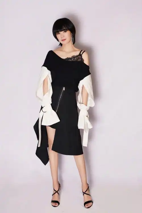 郁可唯放大招一身设计感十足的黑白装扮性感又精致时髦到飞起