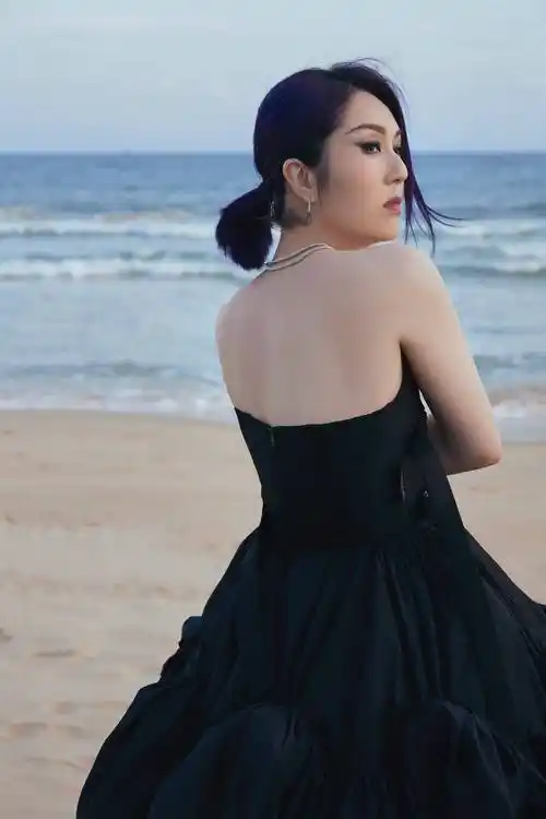 近日,杨千嬅亮相智族gq moty年度人物盛典,并拍摄造型写真.