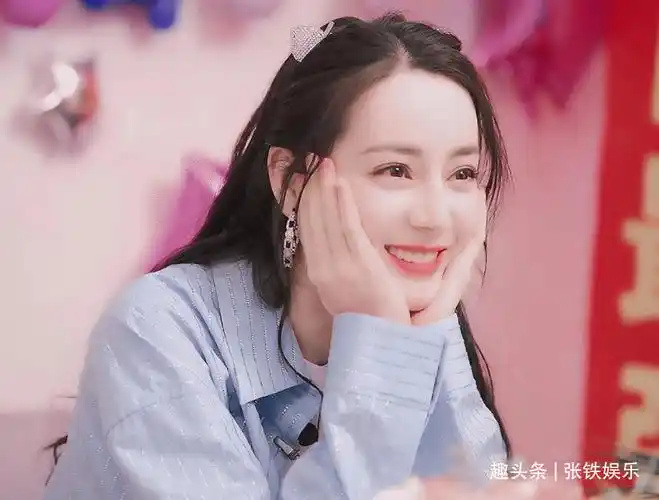 迪丽热巴分享国庆行程照片,出道即巅峰的她,曾配角热度超过女主_角色