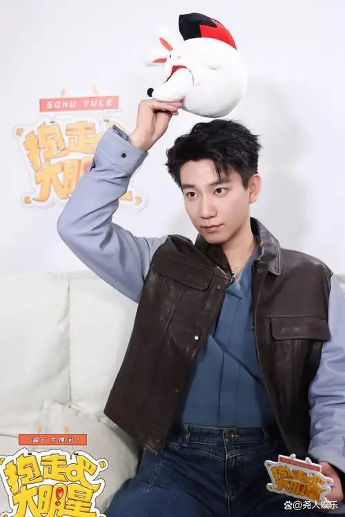 在节目中,黄景瑜和王子奇为争夺"老公"称号展开了一场激烈的辩论.