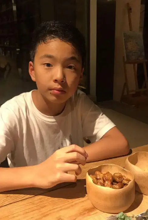 王中磊儿子威廉13岁了五官俊美身高快赶上爸爸妥妥的帅气少年