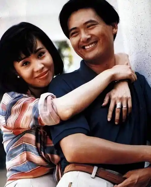 原创周润发离开陈玉莲后因赌气向女星求婚二婚娶陈荟莲一生无子