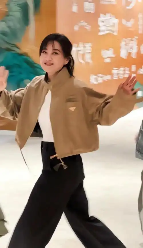 贾玲减肥太成功了穿短风衣西装裤好显气质被惊艳了
