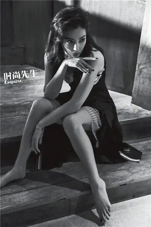 李冰冰登杂志封面对 黑白光影中神情笃定