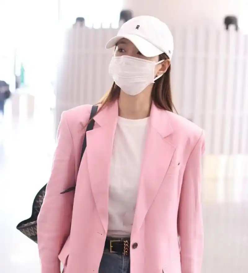 沈梦辰走机场,粉色西装外套 牛仔阔腿裤 棒球帽,简约时尚,甜美可人