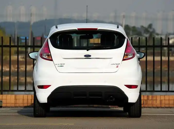 两款10万左右的时尚轿车,好停好开很实惠