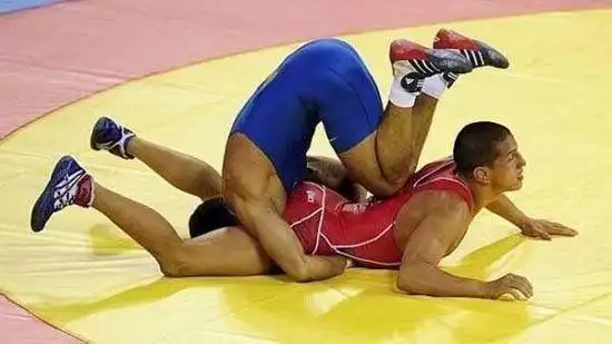 男运动员的尴尬场面图片,如何巧妙化解尴尬场面?