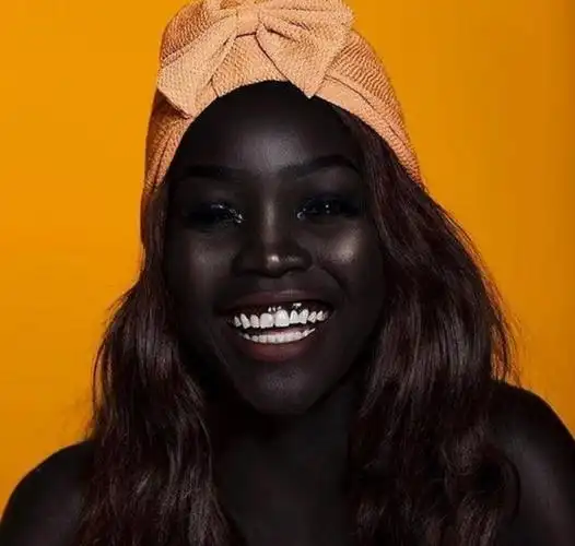 世界最黑模特,连牙龈嘴唇都是黑的,却美得让人难以忘怀|亚克|肤色|黑