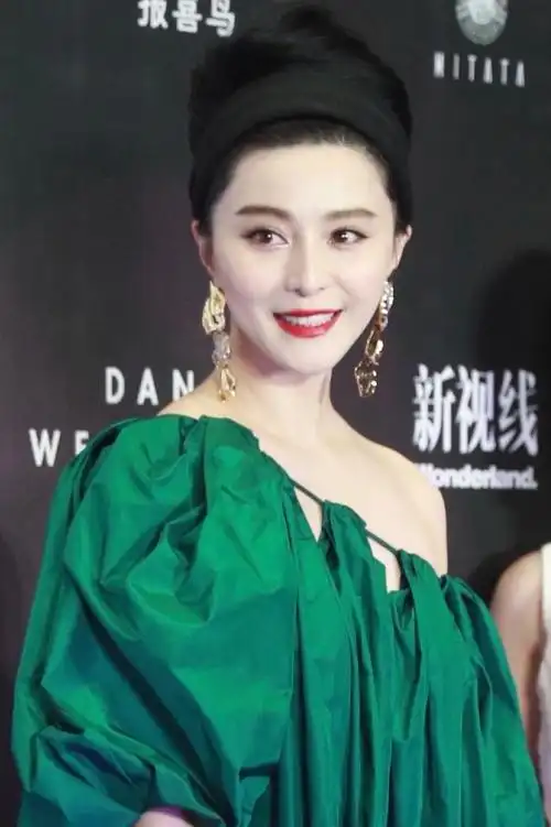 打开凤凰新                     2021年6月5日,范冰冰现身上海某活动