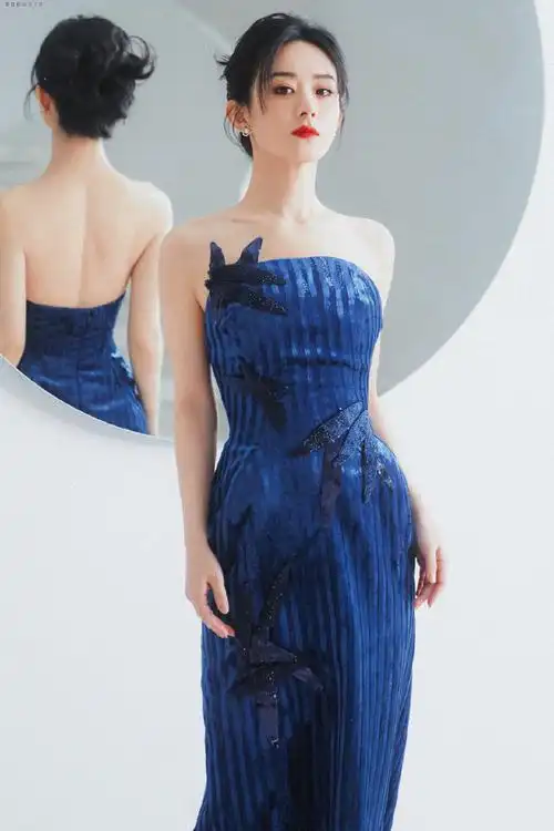 赵丽颖深蓝抹胸长裙
