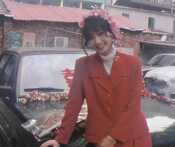 幸福回忆杀网友晒妈妈当年结婚照90年代婚纱比想象中更美