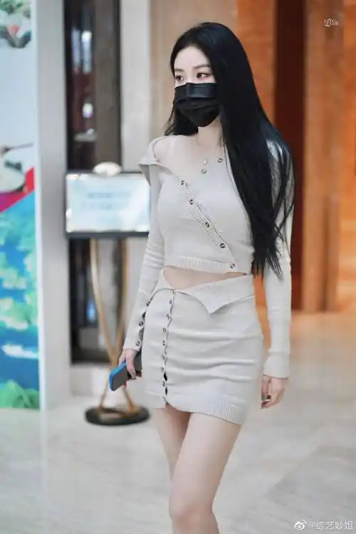 喻言上班饭拍路透这身材谁看了不迷糊