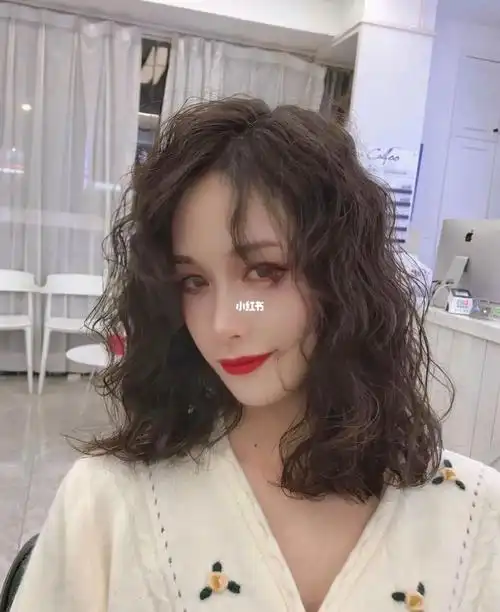 中发烫发|想留长发处于尴尬期长度快来.