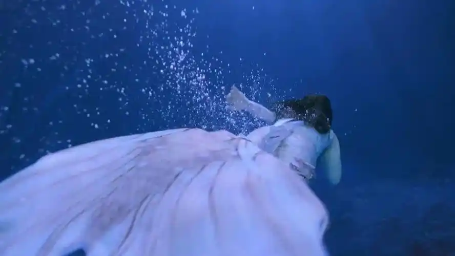 胡冰卿 化身人鱼水下甜吻@范世錡xxxf 炎炎夏日的解暑良药即将透彻