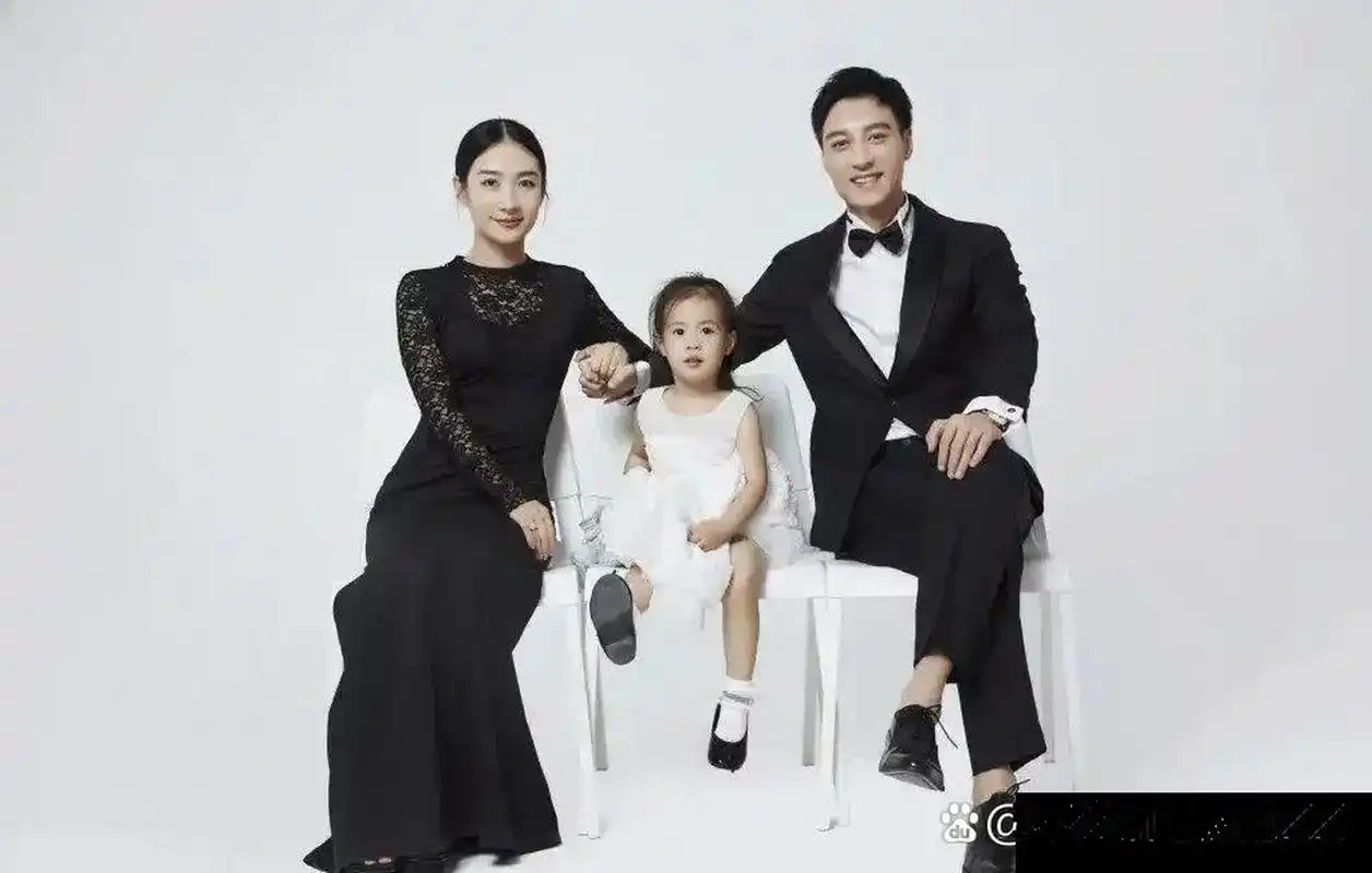 陶昕然和老公何建泽全家福!