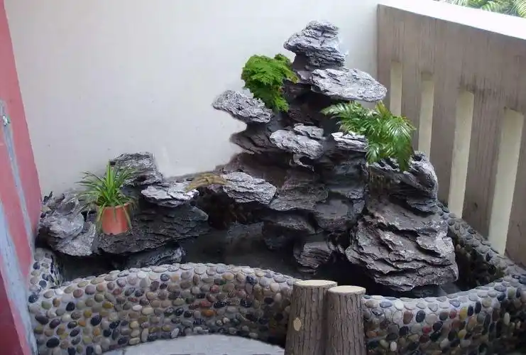 大花园上安排一个栩栩如生的假山来做一个家中小景观