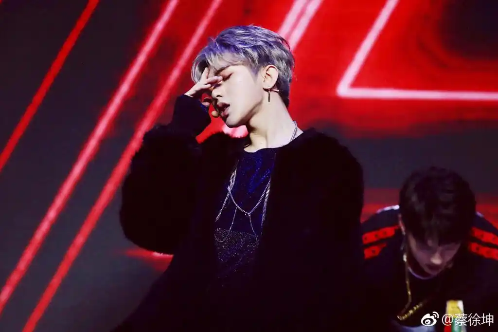 偶像练习生蔡徐坤同款银丝拼接针织上衣宽松薄款t恤