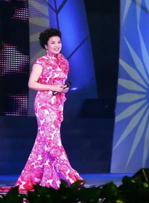 歌唱家张也下乡唱歌穿旗袍裙腰尺得有2米5身材圆润却端庄富态